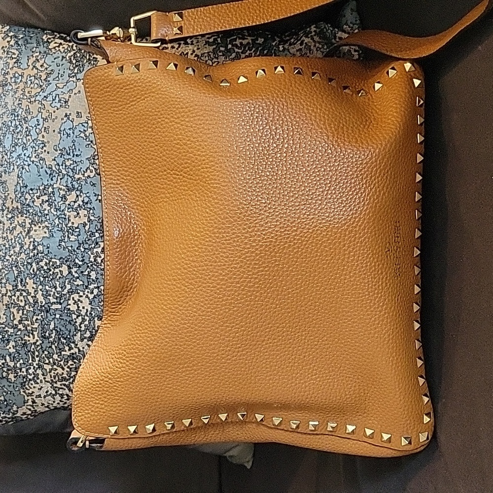 VALENTINO GARAVANI Pebbled Calfskin Rockstud Flip-Lock Messenger Bag - Picture 4 of 13